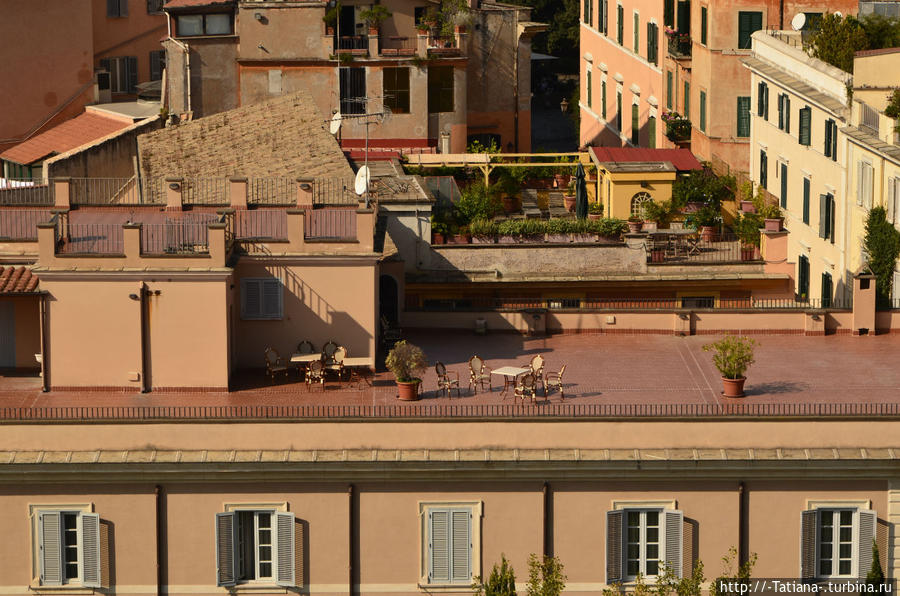 Панорама с холма Палатин. 
Вот и зачем считать смотровые площадки? Быть может вам повезет и с этой любоваться Палатином. Я бы с удовольствием там кофе попила. Да чего уж там, и на подольше задержалась бы. Рим, Италия