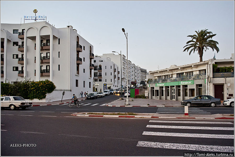 Агадир сильно напоминает наши южные курорты. Здесь также спускаешься вниз к набережной...
* Агадир, Марокко