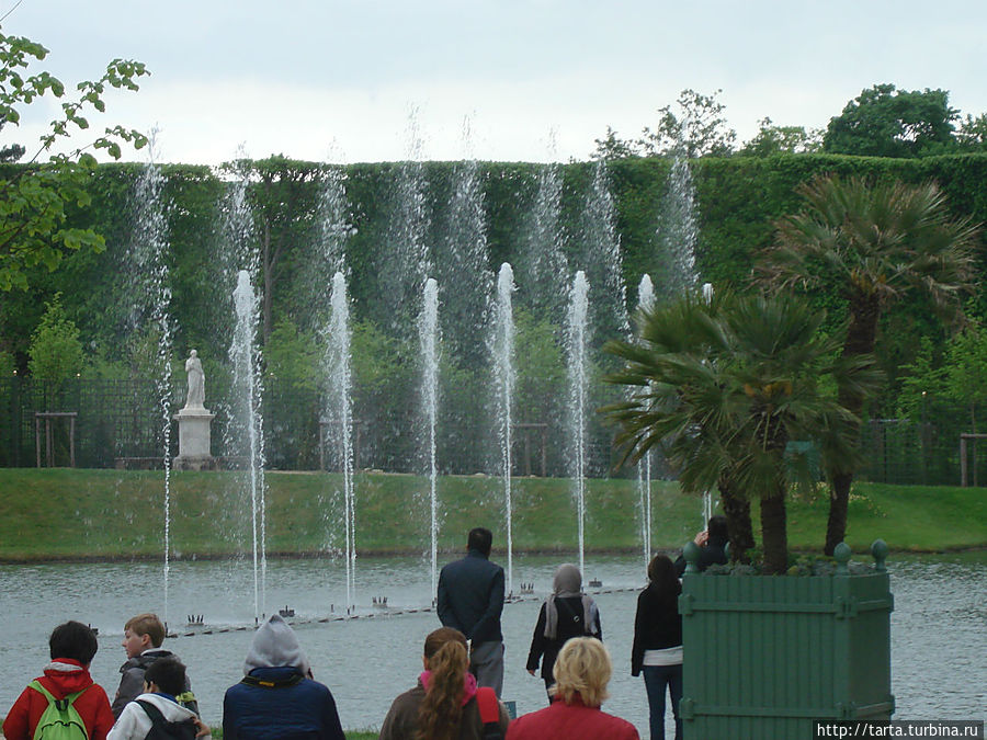 Работающим удалось увидеть только этот фонтан. Версаль, Франция