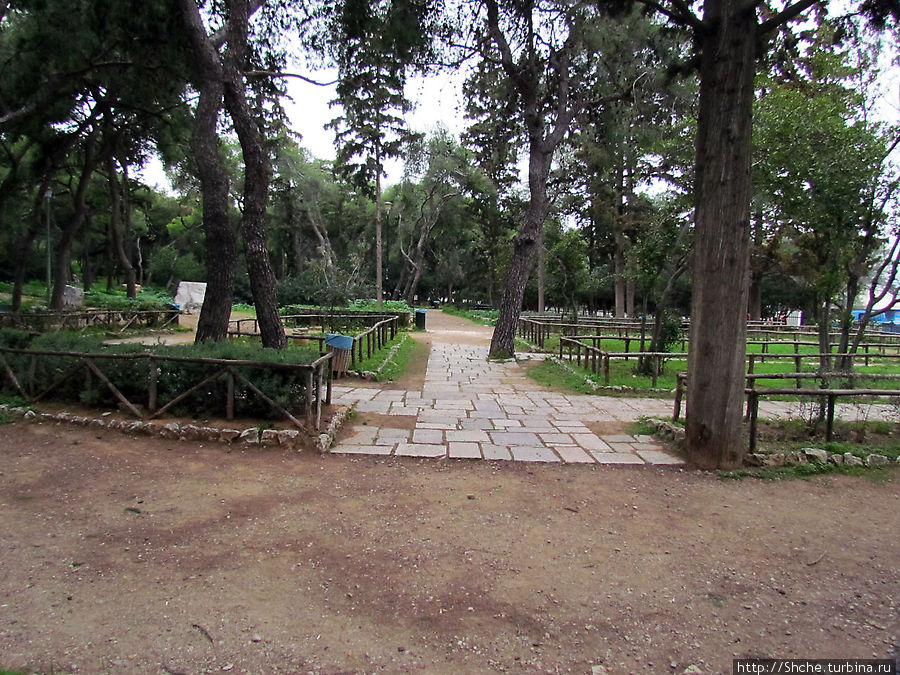 У подножия разбит парк, центральный вход чуть дальше, но мы зашли от сюда Афины, Греция