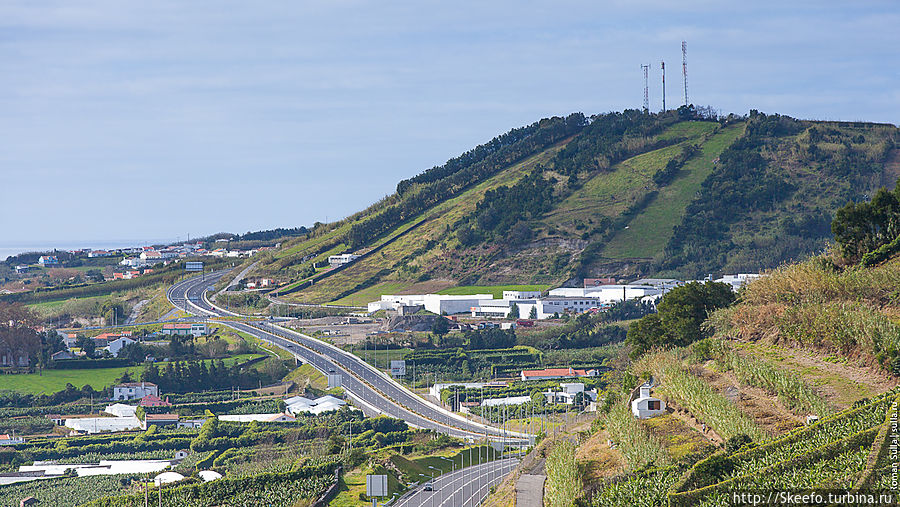 Вид на окружающий ландшафт от дома Катарины и Руя Вила-Франка-ду-Кампу, остров Сан-Мигел, Португалия