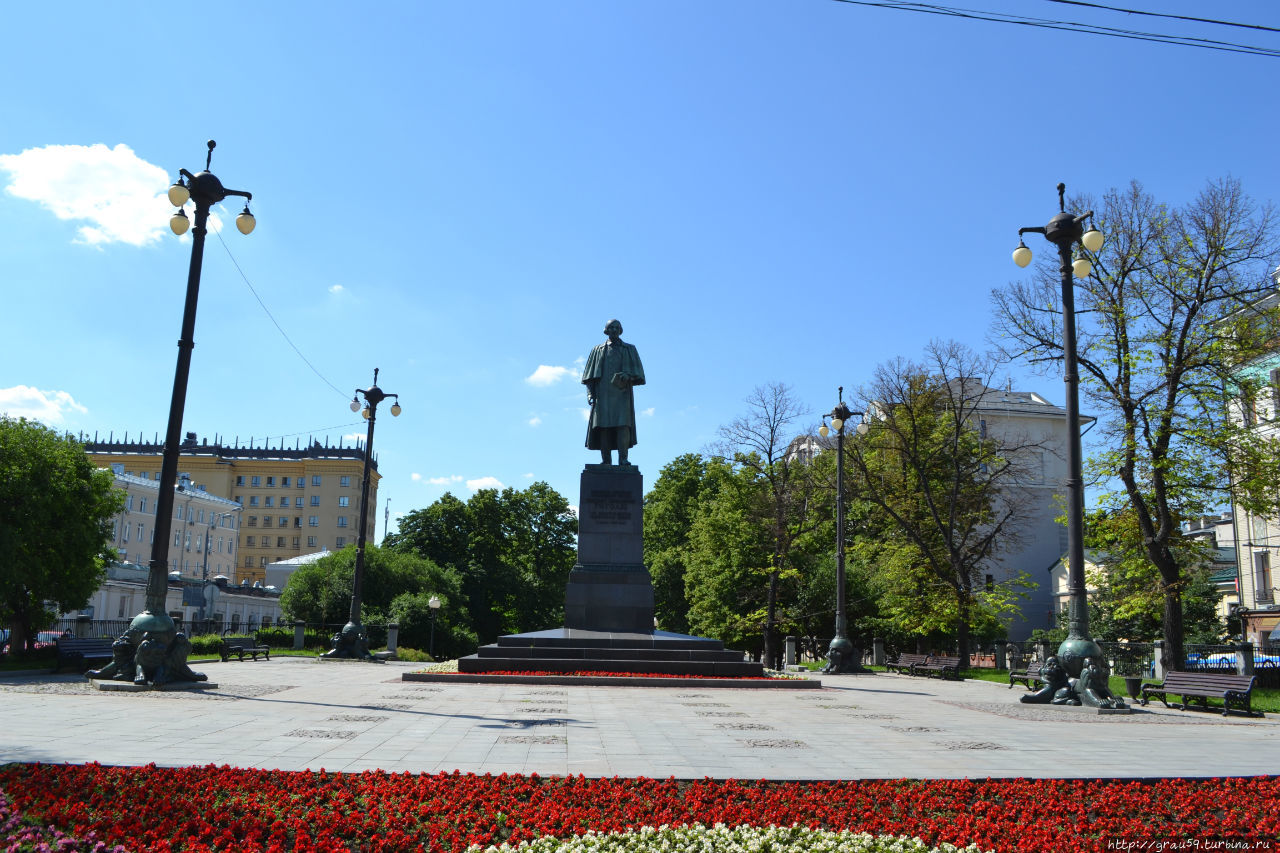 Памятник Н.В.Гоголю Москва, Россия