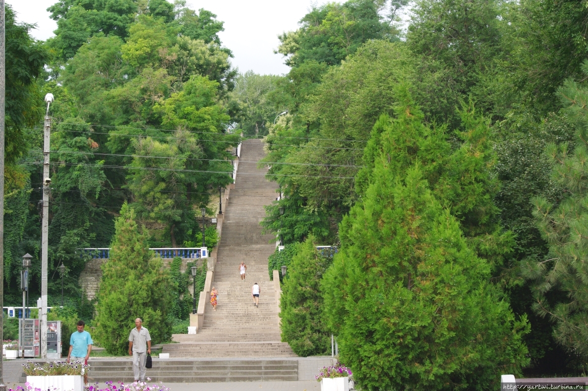 Немного подальше от памятника 300-летию Таганрога начинается знаменитая Депальдовская лестница, Название лестницы происходит от фамилии таганрогского купца, на деньги которого она была построена —   Депальдо. Таганрог, Россия
