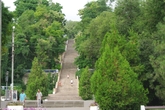 Немного подальше от памятника 300-летию Таганрога начинается знаменитая Депальдовская лестница, Название лестницы происходит от фамилии таганрогского купца, на деньги которого она была построена —   Депальдо.