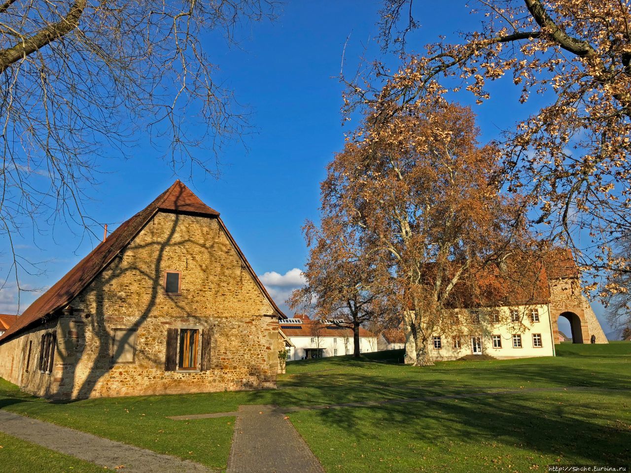 Монастырь и надвратная капелла в городе Лорш Лорш, Германия