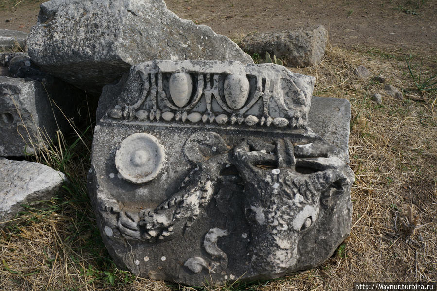 Детали   храма   Афины. Измир, Турция