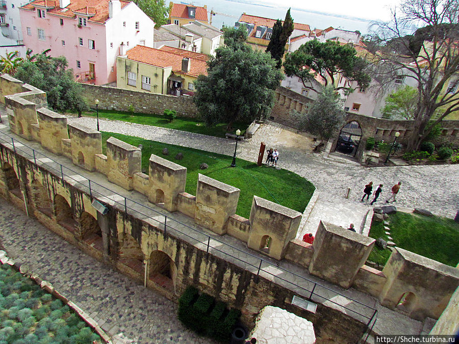 Собственно замок святого Георгия в одноименной крепости Лиссабон, Португалия