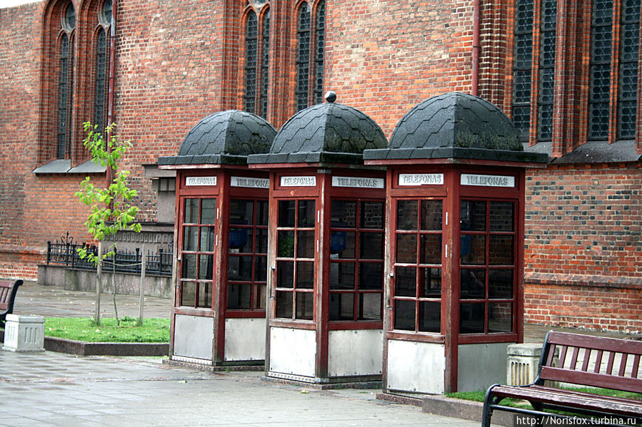 телефонные будки возле кафедрального собора Петра и Павла