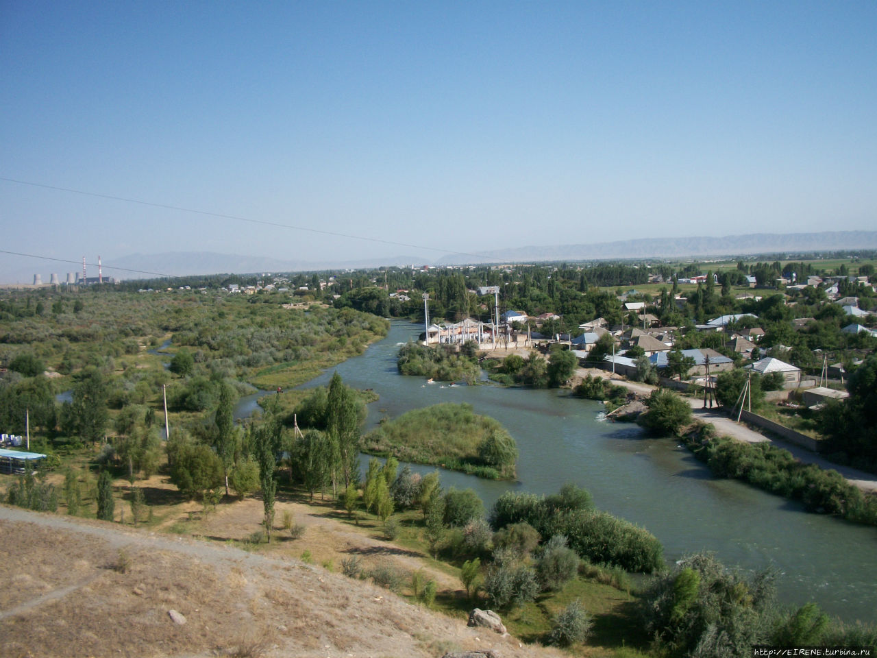 Внизу бежит река Талас Тараз, Казахстан