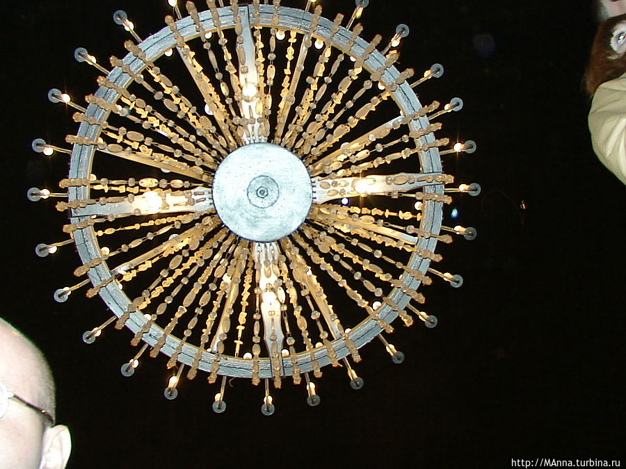 Это мы сфотографировали соляную люстру (вид снизу).