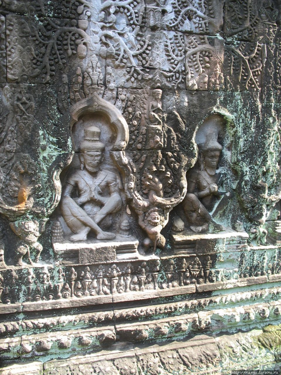 Настенные рельефы главного святилища храма Пре-Кхан