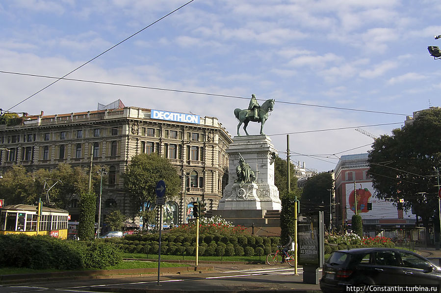 Площадь Кайроли перед замком с памятником Гарибальди Милан, Италия