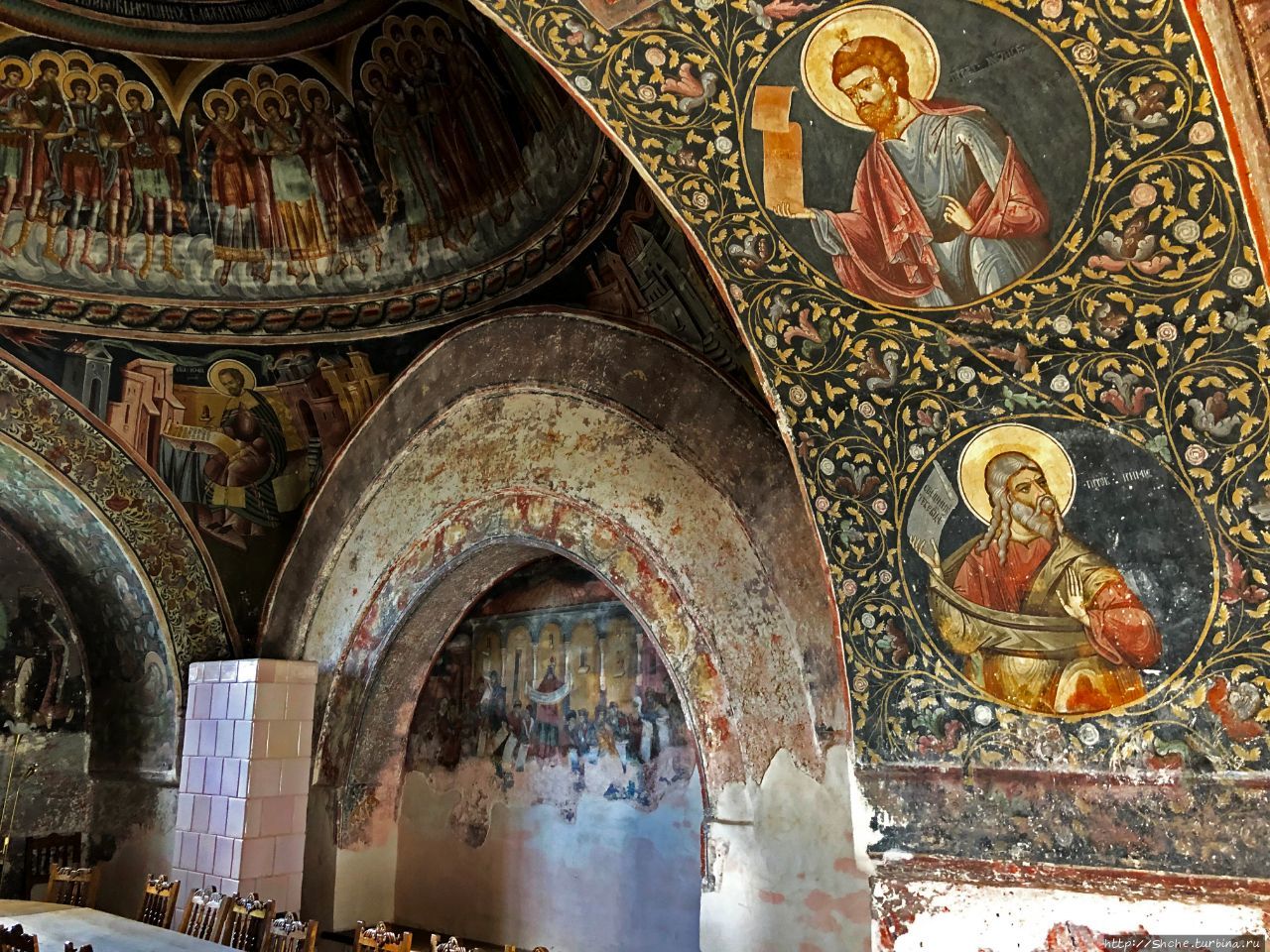 Роскошные росписи румынского православного монастыря Хорезу