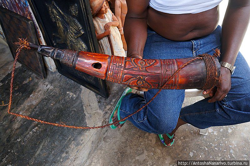 Местный аналог вувузелы. Лагос, Нигерия