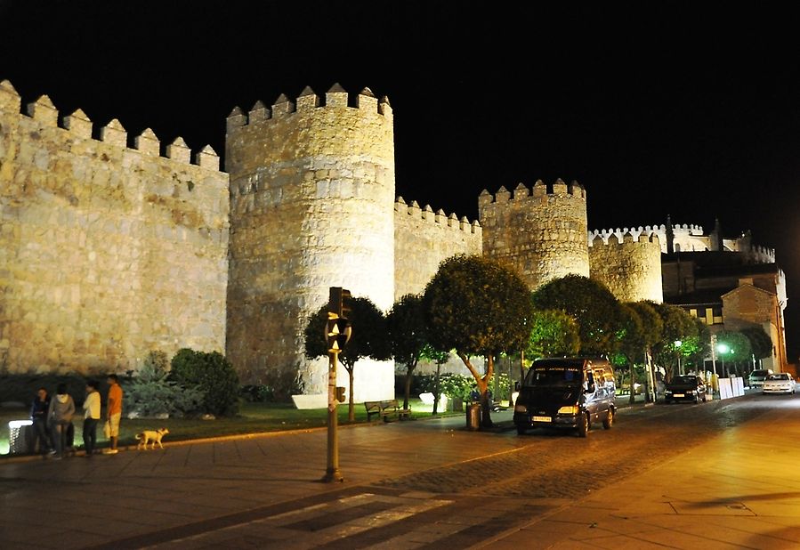 Крепость Авила ночью Авила, Испания
