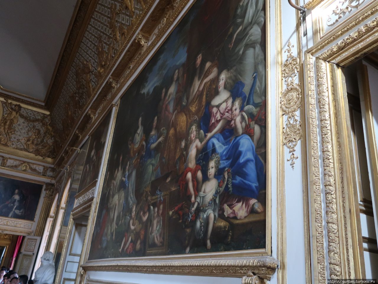 Во дворце Версаль.