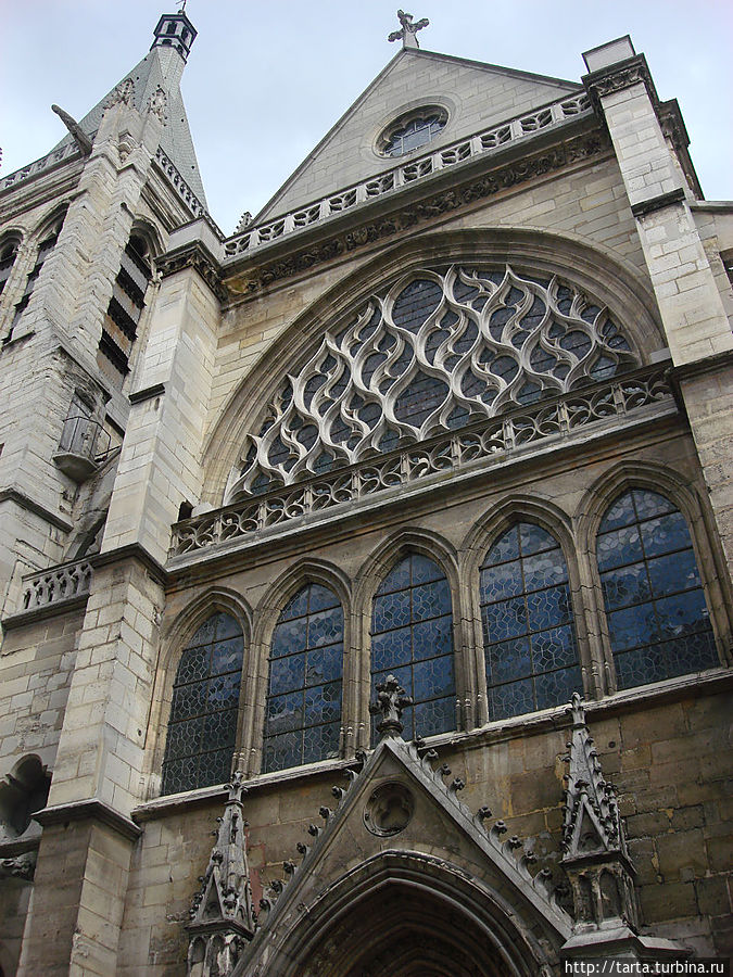 Окно одной из церквей оформлено в виде языков пламени. Париж, Франция