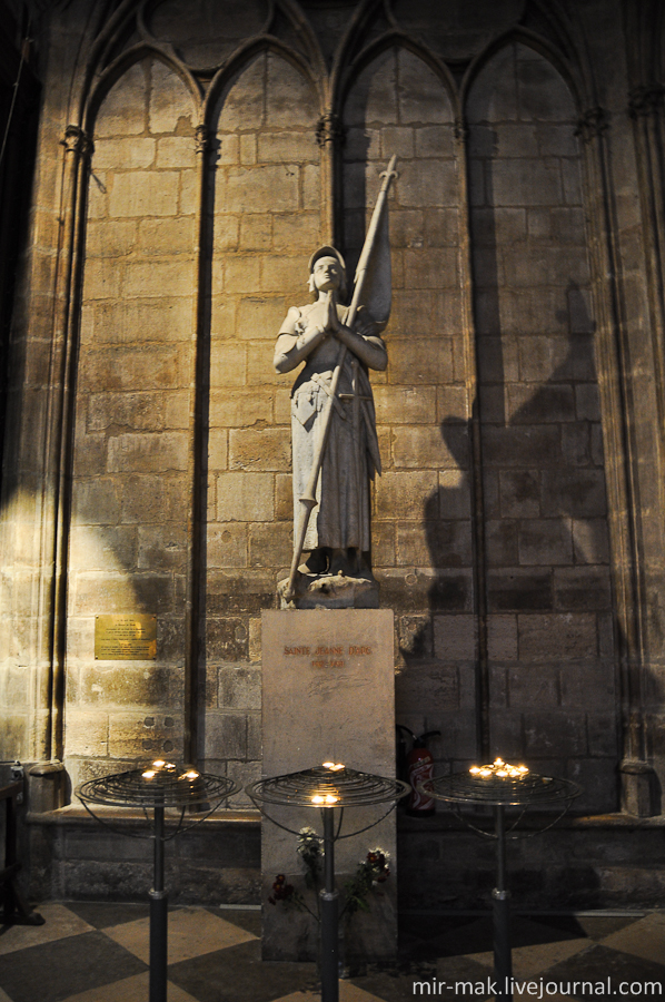 Еще здесь есть статуя знаменитой святой Жанны д’Арк. Париж, Франция