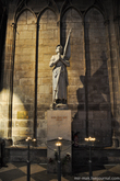 Еще здесь есть статуя знаменитой святой Жанны д’Арк.