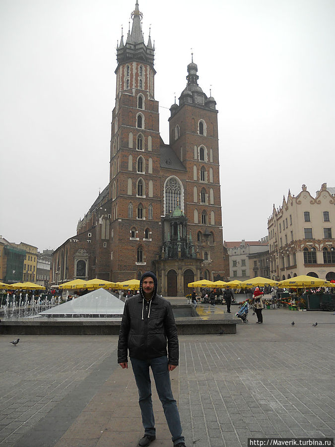 Мариацкий костёл. В меньшей башне, высота которой составляет 69 метров располагается колокольня и коллекция из 5 средневековых колоколов. Краков, Польша