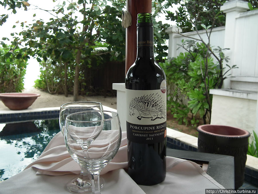 Комплиментари бутылка красного южно африканского. Не плохое, кстати вино Остров Маэ, Сейшельские острова