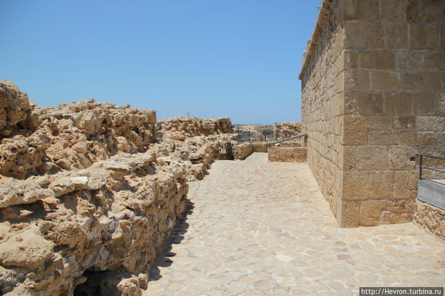Пафосский замок и марина Пафос, Кипр