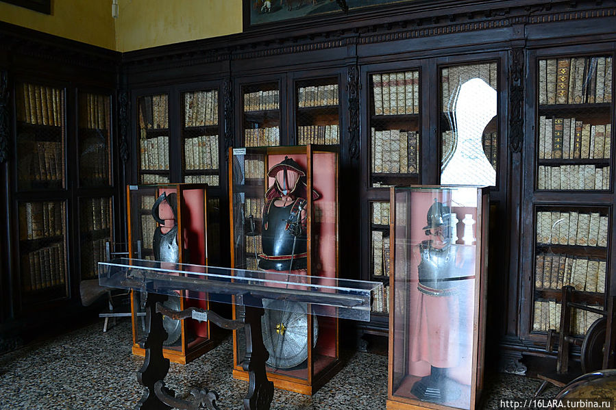 Библитека дворца и настоящие доспехи в том числе и детские.