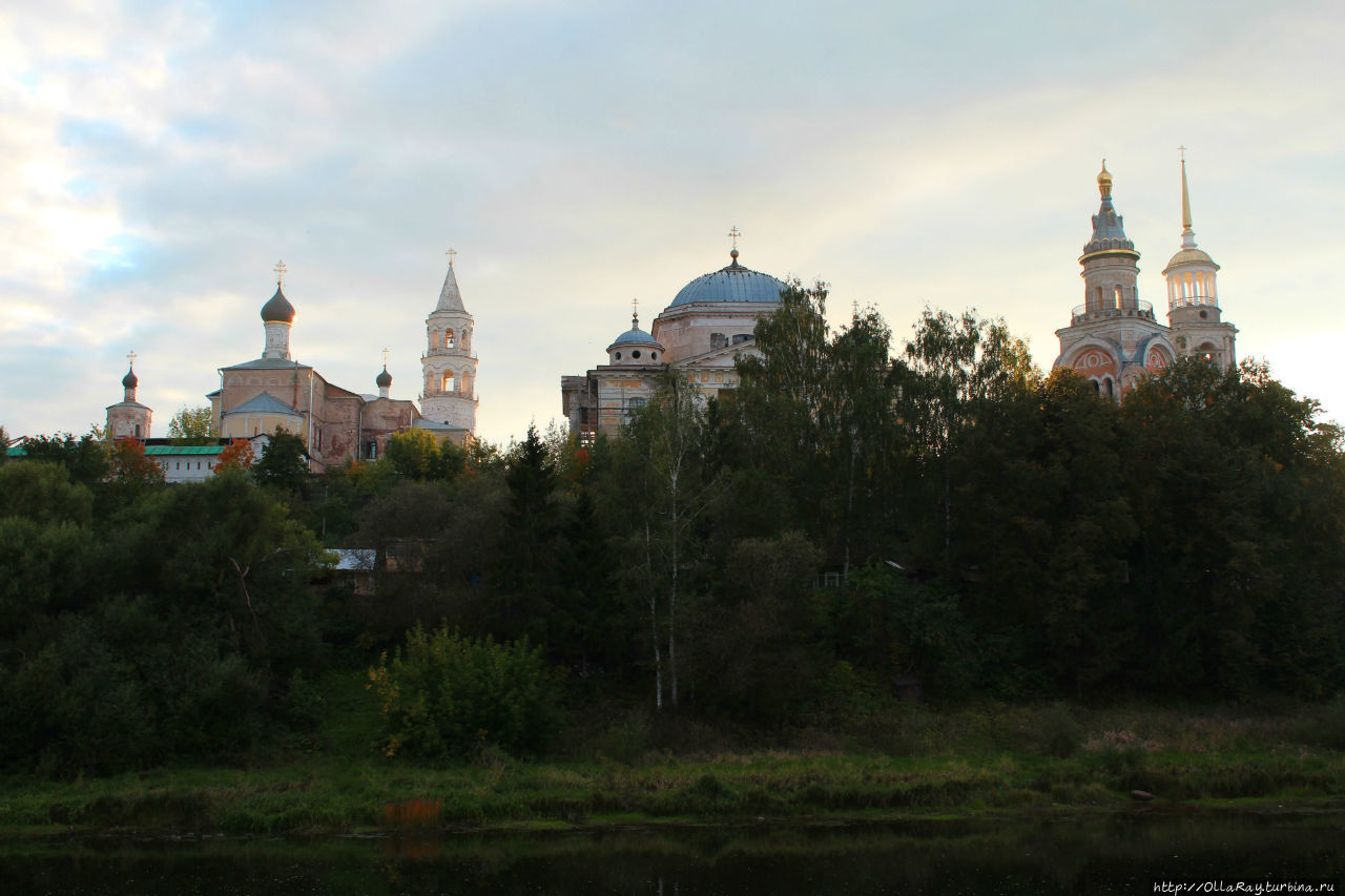 Вид на Новоторжский Борисоглебский монастырь с противоположного берега реки Тверцы. Торжок, Россия