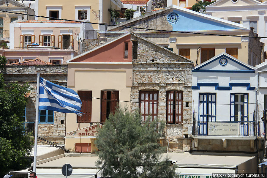 Прикольно по-разному красить даже половины домов Сими, остров Сими, Греция