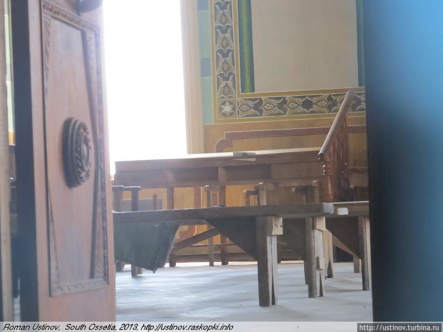 внутри чудом сохранившейся синагоги