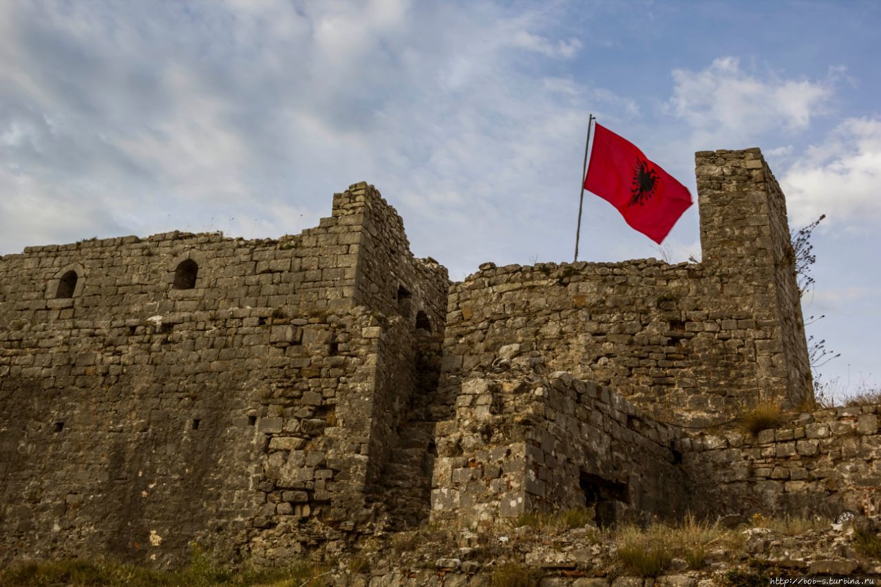 Крепость Розафа. Древние стены величественно возвышаются над городом. Албания