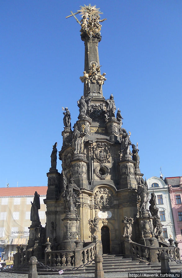 Скульптурная группа, выполненная в стиле барокко, занесена в список Всемирного наследия. Высота колонны 35 метров. Это самое высокое из подобных ей сооружений Центральной Европы, было воздвигнуто в 1716-1754 гг. в честь избавления города от эпидемии чумы. Оломоуц, Чехия