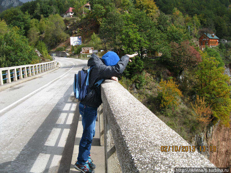 Долго летит камушек....