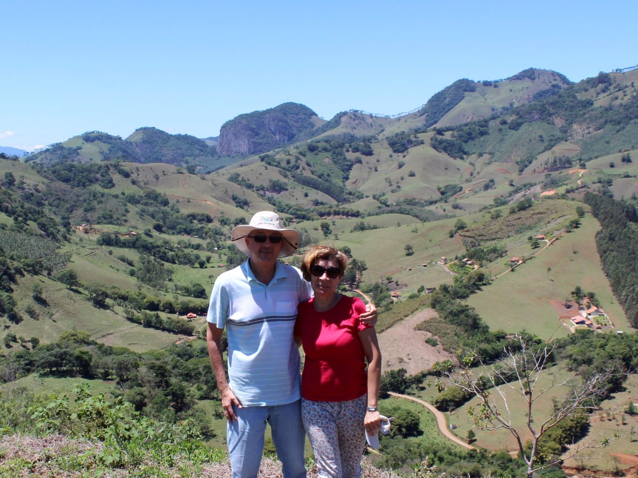 На вершине Pedra do Cruzeiro (1152 м), которая послужила аперитивом поездки в Гонсалвис. Ещё до прибытия в сам городок, который находится на высоте 1300 м и окружён кольцом красивых пиков. Гонсалвис, Бразилия