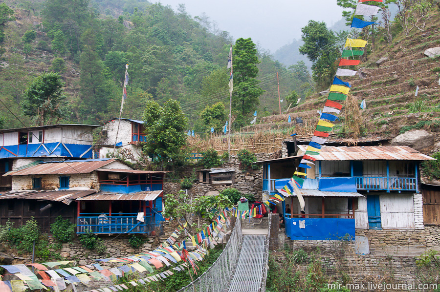 Чтобы перебраться со склона одной горы на другую, часто используют подвесные мосты. Непал