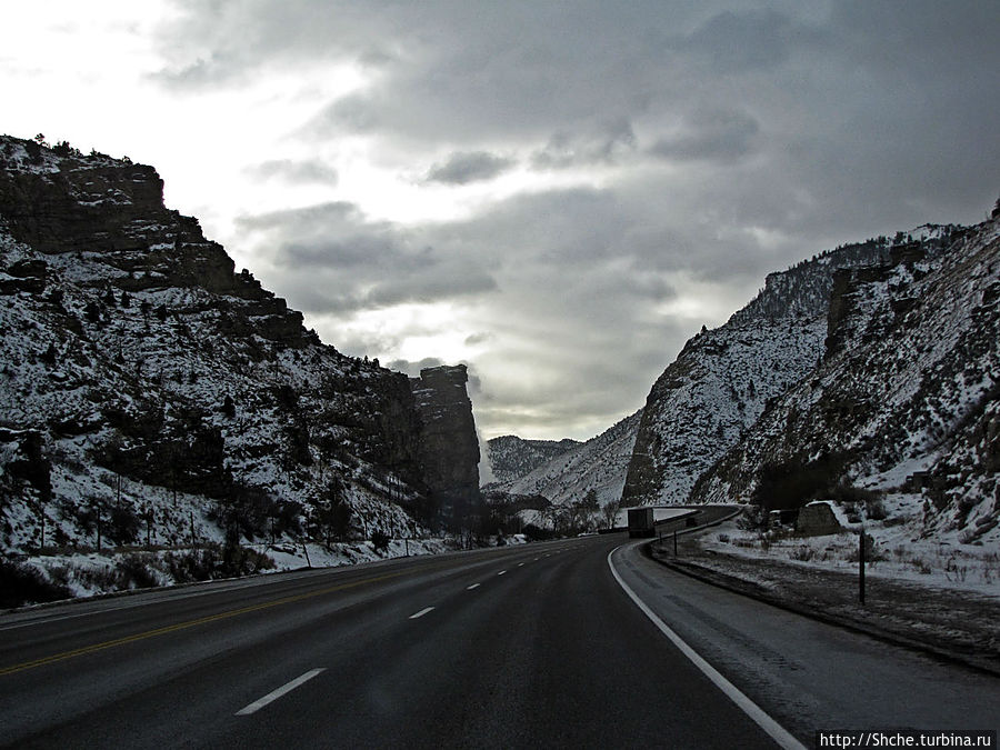 Суровые пейзажи северовосточной  Юты. Зимой по штату на авто Штат Юта, CША