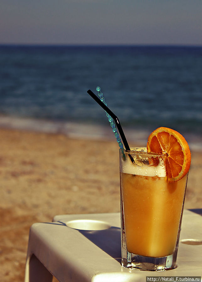 При покупке в баре отеля напитков отдых на пляже с зонтиками и шезлонгами бесплатный. Центральная Македония, Греция