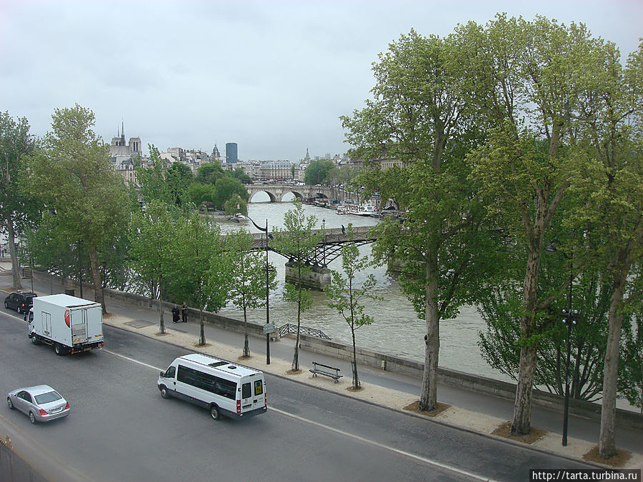 Вид из окон Лувра на набережную Сены Париж, Франция