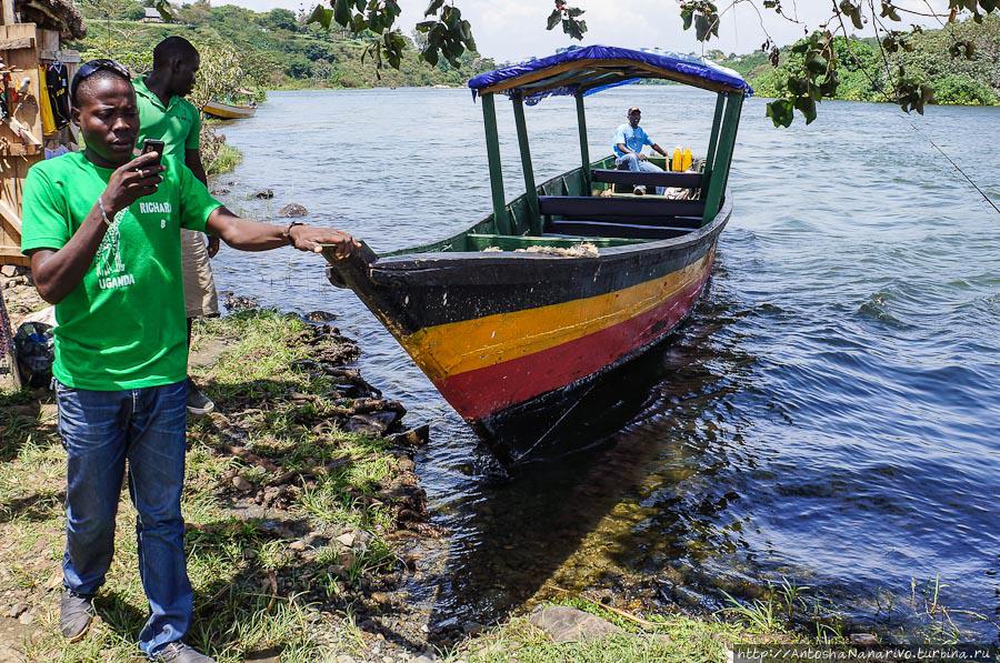 Лодка в цветах флага Уганды