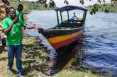 Лодка в цветах флага Уганды