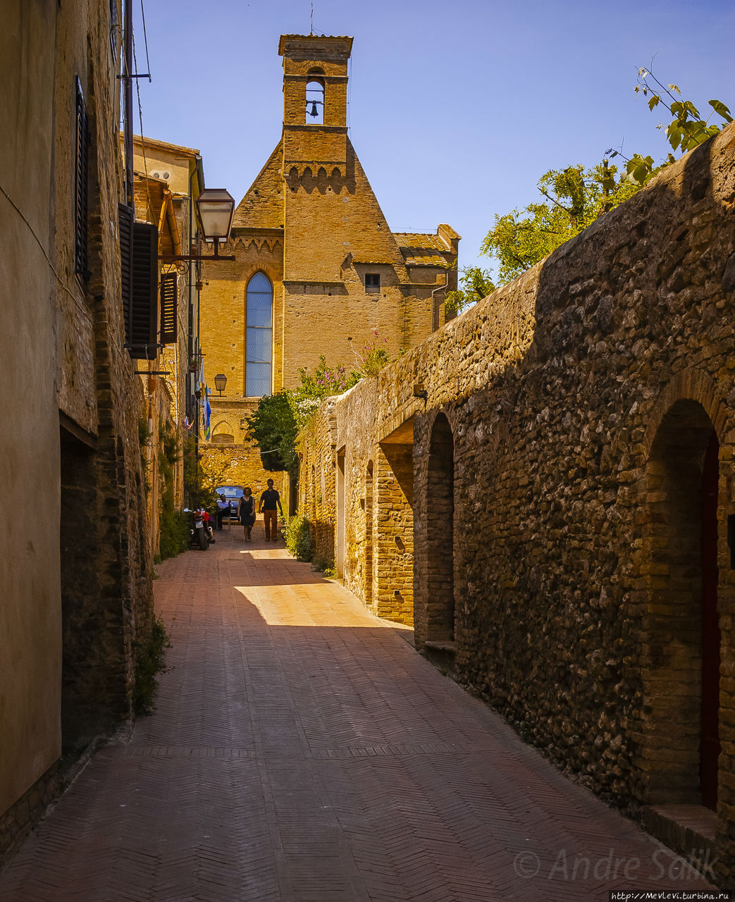 Город San Gimignano над долиной местного Кьянти Сан-Джиминьяно, Италия