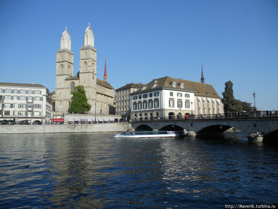 Церковь Гроссмюнстер возвышается над старым городом, рекой Лиммат и Цюрихским озером. Цюрих, Швейцария