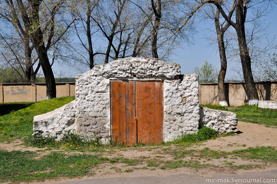 Старинный погреб. Охранник лицея поведал мне, что под всем дворцом находится огромный подвал и подземные ходы, один из которых ведет к колодцу, а другой куда-то далеко к пруду, на случай экстренной эвакуации. Также во дворце, по словам охранника, сохранились: деревянная лестница, большой письменный стол и люстра царских времен. Исаево, Украина