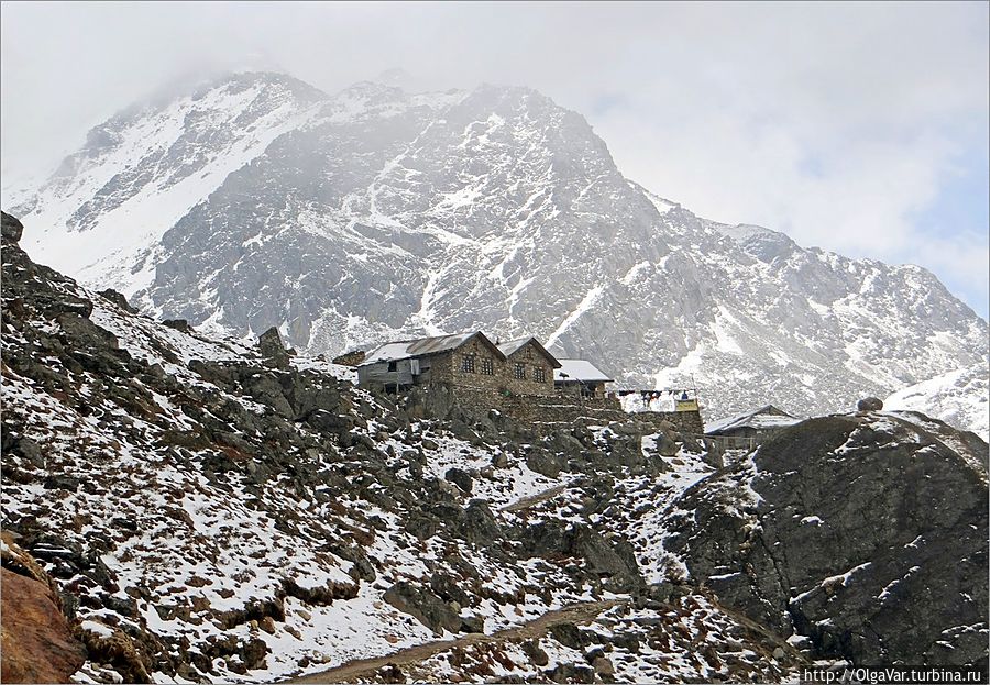 Наконец-то впереди показалась наша цель — домики Госайкунда (4380 м), это несколько лоджей, где можно будет переночевать и, конечно, же познакомиться с озерами. Все, конечно, мы не увидим, но некоторые из них — обязательно.