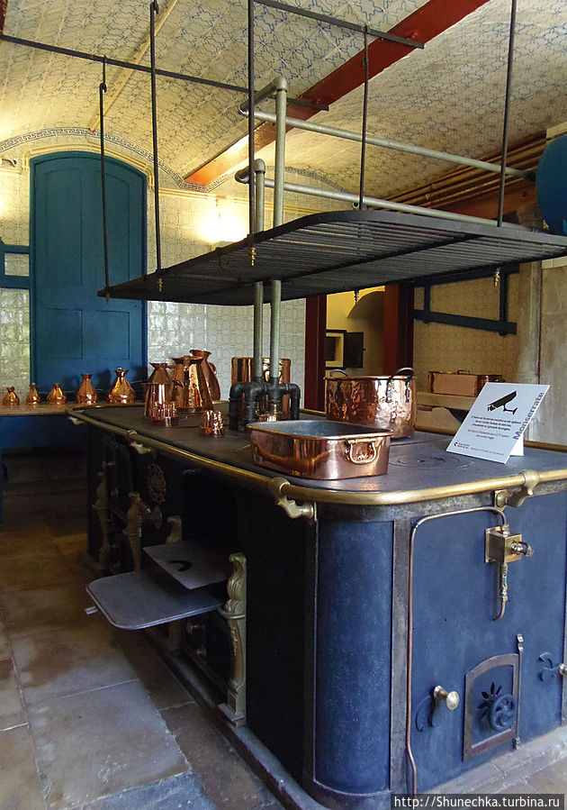 Подсобные помещения (кухня) дают возможность представить быт середины 19 века. Синтра, Португалия