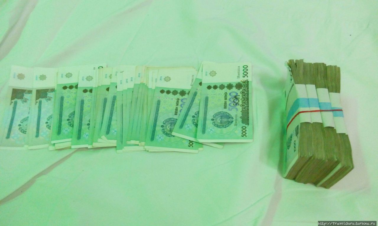 100$ в узбекских сумах, где 5000 сум самая крупная банкнота Узбекистан