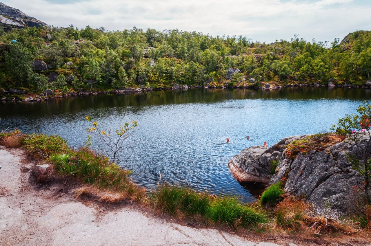 Озеро на середине подъёма Прекестулен (Кафедра проповедника), Норвегия