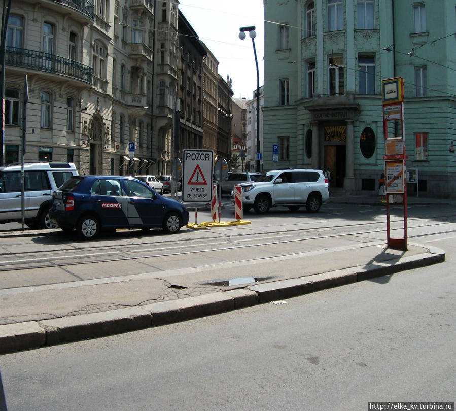 Надпись на щите: Внимание выезд со стройки Чехия