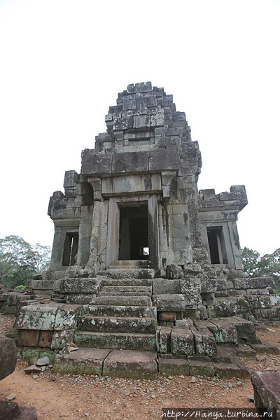 Храм Та Кео. Верхний ярус. Вид на юго-западный прасат.  Фото из интернета