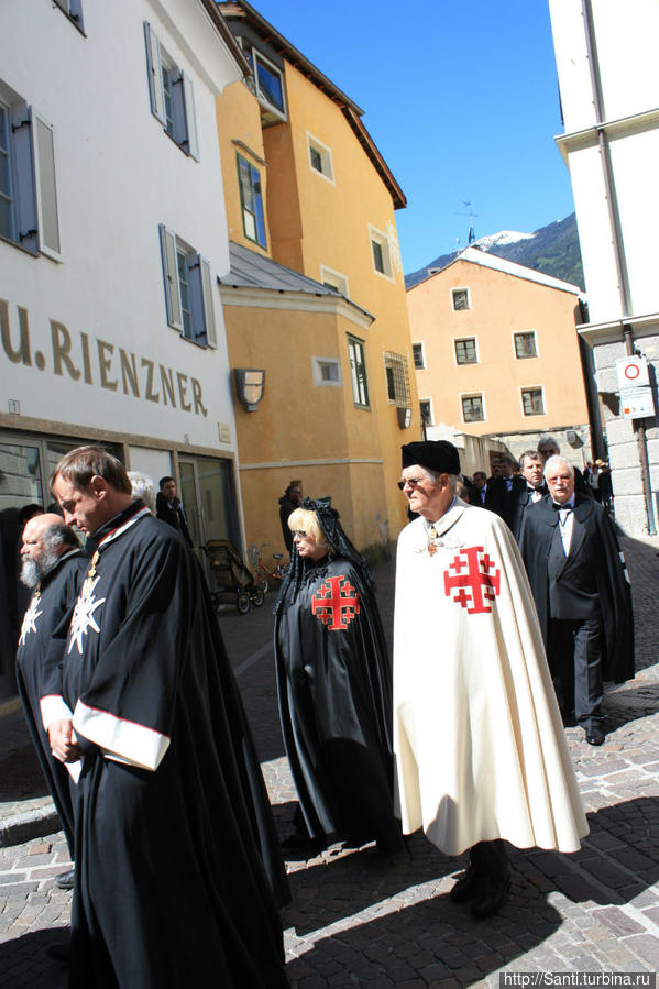 Праздничное шествие в день святых Кассиана и Виргилия Брессаноне, Италия